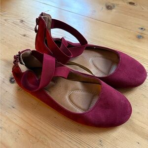 Bella Marie Dana Burgundy Ballet Flat Ankle Strap size 5.5 Zip Back Suede Maroon